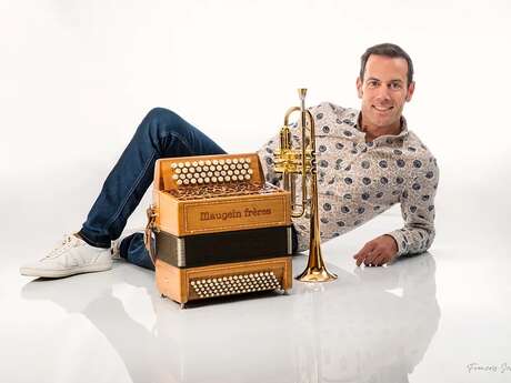 Après-midi dansant à Cornac