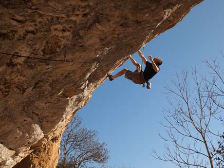 Site d'escalade la Falaise aux Corbeaux à Milhac