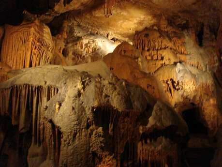 Visite à la lanterne des grottes de Presque