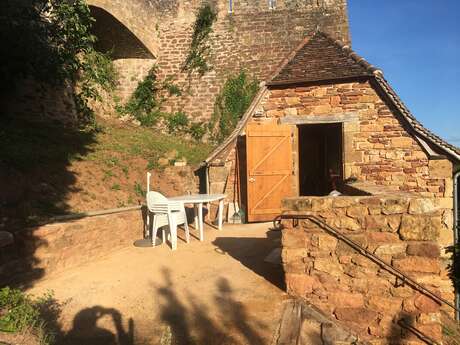 Le nid sous Les Remparts du Château de Castelnau