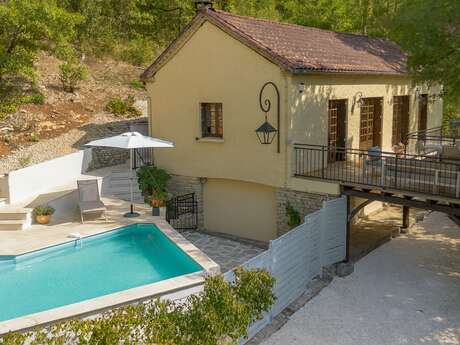 The Lake House Catus