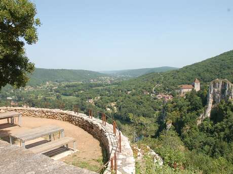 Aire de Pique-Nique Vue sur Saint-Cirq-Lapopie