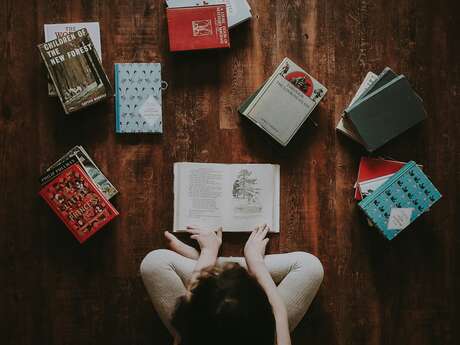 Lecture sous l'arbre pour enfants