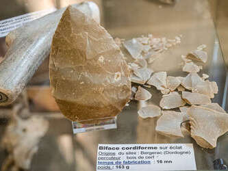 Atelier "taille de silex" au Musée de la Raymondie