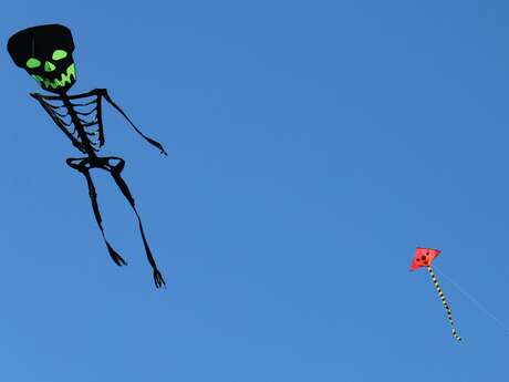 Halloween aux Tours de Merle : Atelier enfant: Fabrique ton cerf-volant d'Halloween