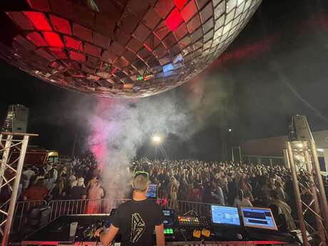 DJ et mousse party de la fête de Miers