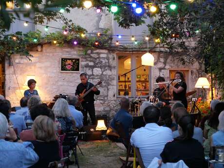 Les concerts de l'été dans le jardin de la librairie Livres Books & Co