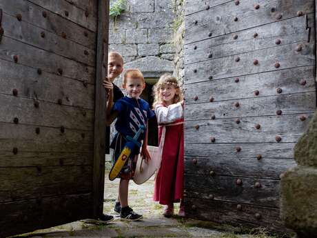 Les Tours de Merle voyage au cœur des contes et des légendes : escarcelle à histoires