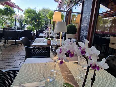 Le Petit Paris Grand Café Castel