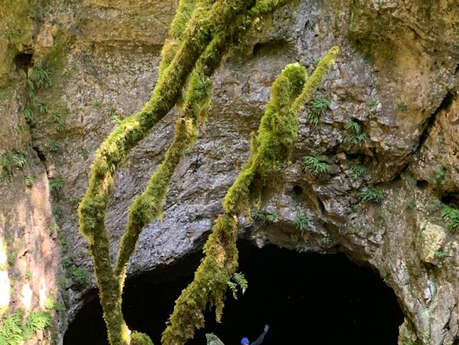 AUDE HOURTAL, GUIDE SPÉLÉO EN LOZÈRE