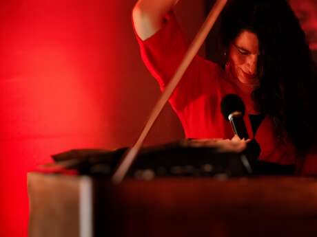 LEZ'ARTS A CONTER : LA PIANISTE ROUGE