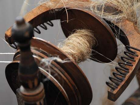 Balades Gorronnaises - L'industrie textile et la culture du chanvre dans le Bocage Mayennais Balades Gorronnaises - L'industrie textile et la culture du chanvre dans le Bocage Mayennais