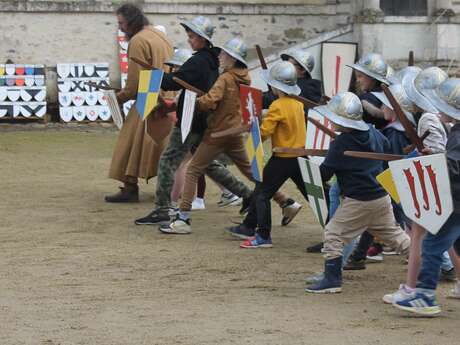 Manoeuvre au bouclier pour futurs chevaliers