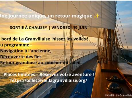 Navigation traditionnelle à la voile au coucher du soleil
