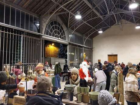 Marché de Noël : père Noël et vin chaud