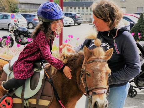 Balades à poney dans la cité sourdine