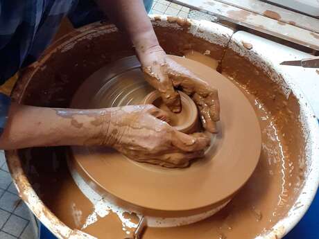 Atelier poterie - céramique "initiation au tour" Atelier poterie - céramique "initiation au tour"
