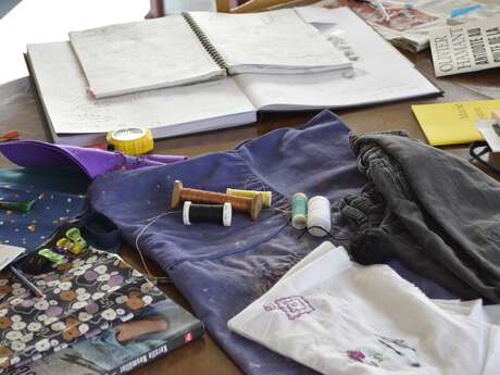 Atelier co-création de broderies de réparation , résidence d'artistes des Fours à Chaux