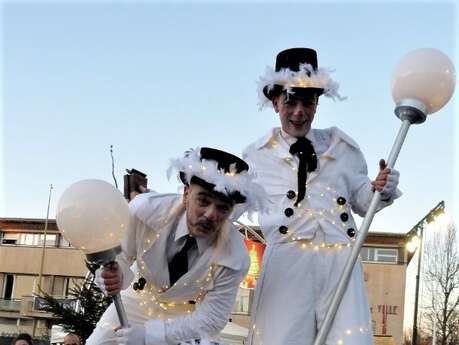 Déambulation d’échassiers, en musique et en lumière