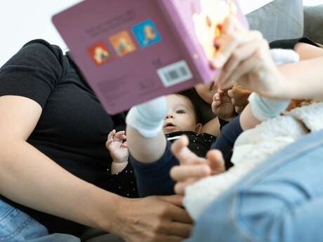 Ouvrez les livres aux bébés