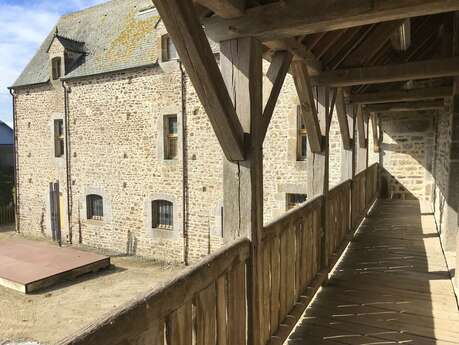 Salle d'exposition de la conciergerie et aile Ouest du Château de Regneville-sur-Mer