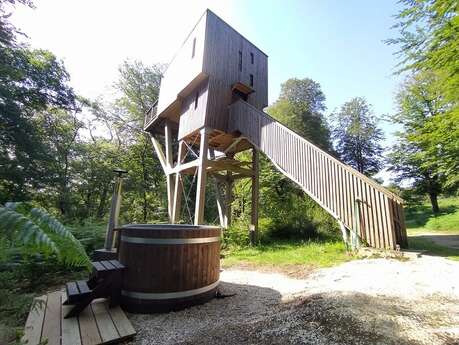 Cabanes dans les arbres à L'Etape en Forêt