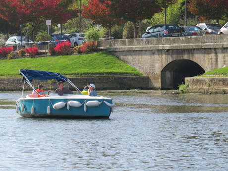 Partez en bateau électrique "eco-responsable" à la journée en famille