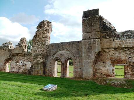 LANDIVY - RANDONNÉE - CIRCUIT DES RUINES DE L'ABBAYE - N°14