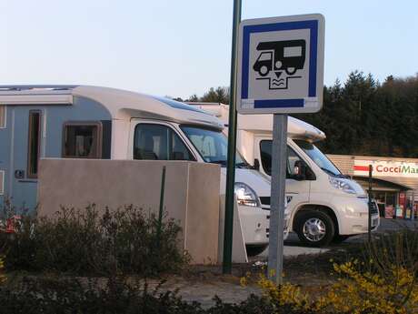 CHAILLAND PARKING DE LA SUPÉRETTE