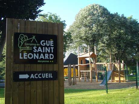 AIRE DE CAMPING CAR AU CAMPING DU GUÉ SAINT-LÉONARD