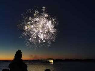 Arrivée du Père Noël à Saint Cado et feu d'artifice