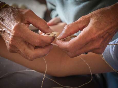 Démonstration participative de parures en coquillages de la Préhistoire