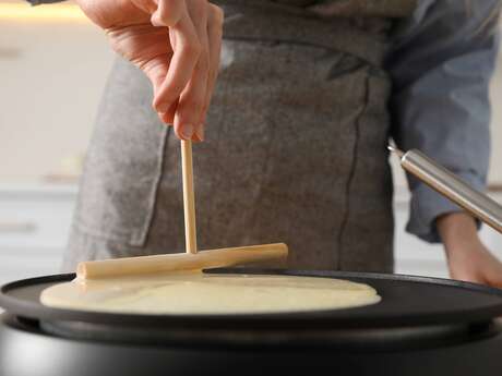 Tournez des crêpes sucrées et salées et confectionnez un caramel au beurre salé