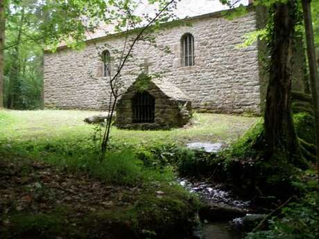 Chapelle et menhir Saint-Maurice des Bois (XVè et XVIIIè s.)