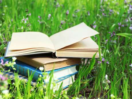 Les pieds dans l'herbe - Partir en Livre