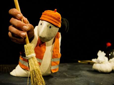 Du balai ! Spectacle de marionnettes - sac visuel et musical- sans paroles