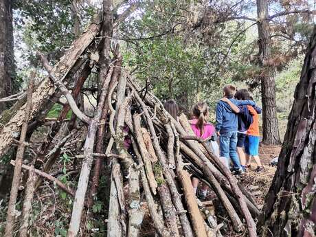 Ateliers en forêt, explorations, construction de cabanes
