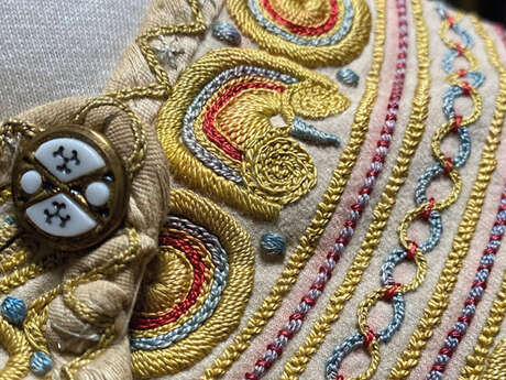 Conférence : mode parisienne aux broderies bretonnes en 1860 et 1900
