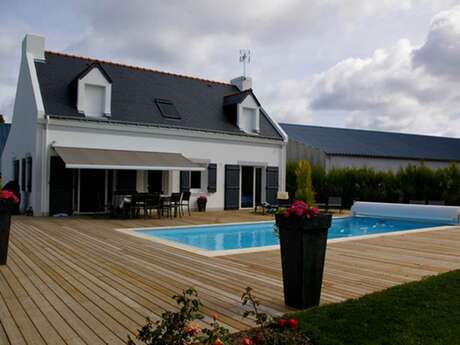 Clévacances - Meublé 56MS0338 - "Maison tout confort avec piscine au cœur de SAUZON"