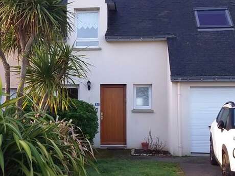 Maison à 300 m de la mer, au calme, avec jardin clos et terrasse au sud. 2 places de parking privatives