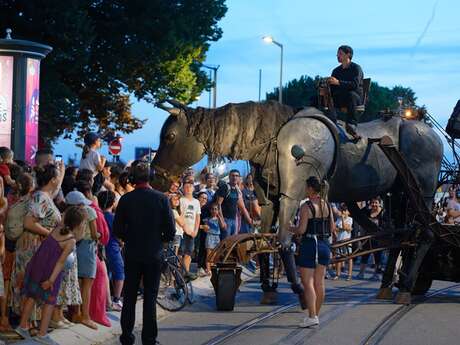 Marionnettes géantes/déambulation : « Chevâl » par la Compagnie Paris Bénarès