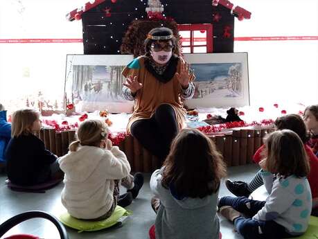 lecture de contes au coin du feu sous le tipi