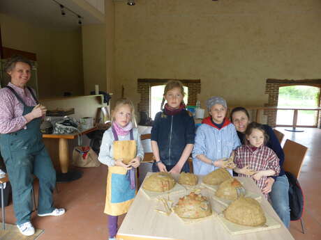 ATELIER FAMILLE - FABRICATION D'UN NICHOIR A HIRONDELLE EN ARGILE