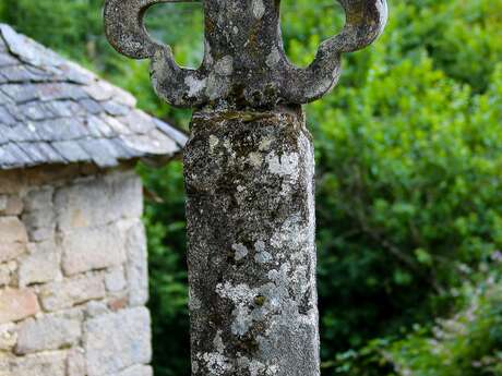 Croix de chemin fleurdelisée