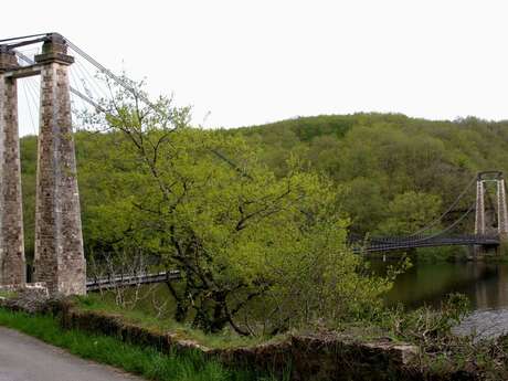 Méandre de la Tardes et pont supendu