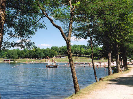Aire d'accueil de camping-cars du camping du lac de Bournazel