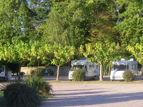 Aire de camping-car du tennis Saint Jean de Côle