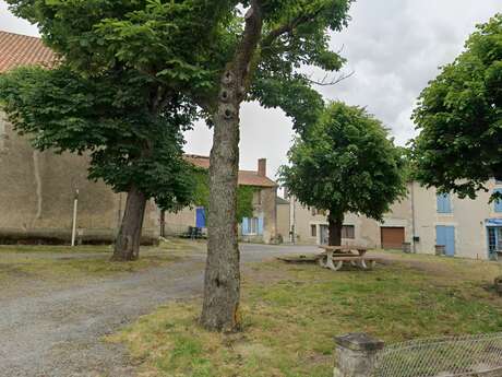 Aire de pique nique - Église de Moulismes