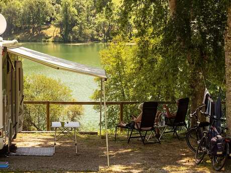 Aire accueil camping cars au Camping du Lac du Causse