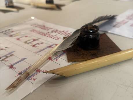 Les ateliers du Pyen-Âge : Calligraphie